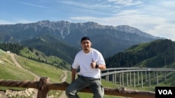 库都斯江·阿布地外力(在新疆,拍摄日期不详,由才依巴·阿布地外力(Sehibe Sayramoglu)提供。