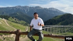 库都斯江·阿布地外力(在新疆,拍摄日期不详,由才依巴·阿布地外力(Sehibe Sayramoglu)提供。