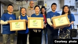 台湾驻以色列代表李雅萍(前排中)与代表处人员参与以色列Pitchon-Lev社福组织义工活动,与Pitchon-Lev执行长柯恩(Eli Cohen, 后排左)合照 (台湾驻以色列代表处提供)