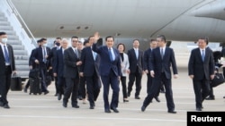 台湾前总统马英九抵达上海的机场。(2023年3月27日)