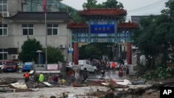 北京门头沟区遭洪水袭击道路被毁。(2023年7月31日)