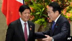 资料图片:日本首相岸田文雄在东京首相官邸迎接菲律宾总统小费迪南德·马科斯。(2023年12月17日)