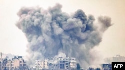 Дим піднімається в небо після атак Ізраїлю на прикордонну територію зі Смугою Газа 27 жовтня 2023 року. Фото: Menahem KAHANA/AFP)