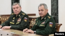 资料照:俄罗斯前防长绍伊古(右 Sergei Shoigu)及俄罗斯武装部队总参谋长格拉西莫夫(Valery Gerasimov)在莫斯科克里姆林宫与俄罗斯总统普京开会。(2022年2月27日)