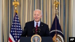 美国总统拜登在白宫举行的竞争委员会会议上宣布就降低家庭费用采取行动。(2024年3月5日)