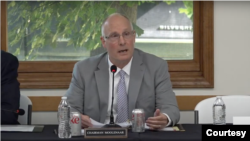 美国国会众议院中共问题特设委员会主席约翰·穆勒纳尔(John Moolenaar)周五(7月26日)在密歇根州举行座谈会,听取当地官员和民众对中国电池制造商国轩在当地设厂计划的担忧。(画面来源:穆勒纳尔众议员YouTube视频截图)