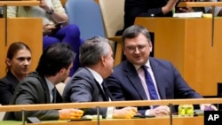 在联合国总部,乌克兰外长库列巴(右)与乌克兰常驻联合国代表基斯利齐亚在联合国大会通过支持乌克兰的决议后面露微笑。(2023年2月23日)