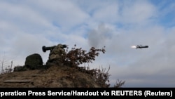 资料照片:乌克兰军方2022年2月18日公布的照片显示,乌军在乌克兰境内某处训练场操练发射“标枪”反坦克导弹。