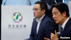 台湾副总统赖清德(右)在台北与媒体对话。(2023年8月25日)