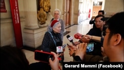 Bà Trần Tố Nga trả lời các phóng viên sau khi kết thúc phiên xét xử phúc thẩm hôm 7/5 ở Paris. Tòa phúc thẩm hôm 22/8 đưa ra phán quyết rằng các công ty Mỹ bị bà Nga kiện "có quyền miễn trừ".