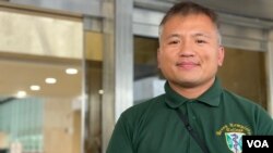 香港记者协会主席陈朗升形容,目前的新闻自由状况是众人都平等,但有些人比别人平等,有部份传媒依然有批评政府的自由,但记协只能继续”戴着脚镣跳舞”,在红线下寻求空间。 (美国之音照片)