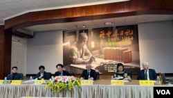 辅仁大学历史学系教授林桶法和民国历史文化学社社长吕芳上出席《蒋中正日记(1948-1954)》新书座谈会。 (美国之音记者林乃绢拍摄)