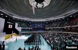 日本首相岸田文雄与日本天皇德仁与皇后雅子在东京出席纪念日本二战投降78周年仪式。。(2023年8月15日)