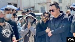 蔡天凤现任丈夫Chris(右一)与蔡天凤母亲(右二)及Chris的妈妈谭太太等10多名亲右,2月28日蔡天凤遇害后“头七”,到案发地点大埔龙尾村拜祭 (美国之音/汤惠芸)