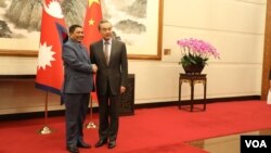 2024年3月26日尼泊尔外长施雷斯塔(左)和中国外长王毅在北京举行会谈（尼泊尔外交部提供）