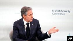 美国国务卿布林肯2023年2月18日在出席慕尼黑安全会议期间会见中共中央政治局委员、中央外办主任王毅,当面警告说中国如果决定向俄罗斯提供军援,那么此举对美中关系将产生“严重后果”。图为参加会议的布林肯。