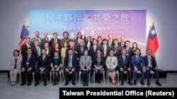 台湾总统蔡英文在美国纽约出席台湾社团活动时与美国在台协会主席罗森伯格会晤。(2023年3月30日)