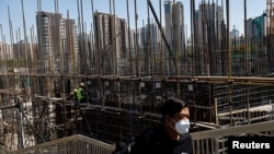 北京街头一处过街天桥上俯瞰正在修建的北京地铁。(2023年4月18日)