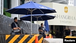资料照:新加坡香格里拉酒店举行亚洲安全论坛期间,廓尔喀士兵在入门处站岗。(2023年6月2日)