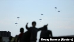 美国向加沙民众空投援助物资。(2024年3月2日)