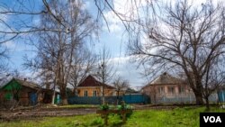 在乌克兰小镇塞尔弗斯克,由于公墓位于前线,人们只能把亲人埋葬在花园或田地。(2023年4月4日,美国之音博夏特拍摄)
