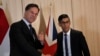 နယ်သာလန်ဝန်ကြီးချုပ် Mark Rutte (ဝဲ) ဗြိတိန်ဝန်ကြီးချုပ် Rishi Sunak တို့ အိုက်စ်လန်မှကျင်းပတဲ့ ဥရောပကောင်စီ ထိပ်သီးစည်းဝေးပွဲမှာတွေ့ရစဥ်။