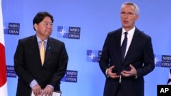 资料照:日本外相林芳正与北约秘书长斯托尔滕贝格在布鲁塞尔举行的北约外长会议期间出席记者会。(2023年4月4日)