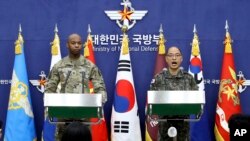 驻韩美军泰勒上校(左)与韩国参谋长联席会议的李成俊上校在首尔举行的国防部“自由护盾”演习新闻发布会上。(2023年3月3日)