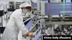 中国江苏省宿迁市一家半导体芯片公司的工人在生产线上。(2023年2月28日)