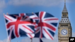 资料照:英国议会大厦与英国国旗