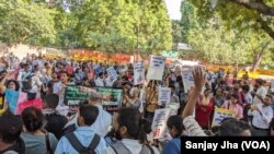 数百名记者聚集在印度首都,抗议NewsClick的记者因受到中国资助而被突袭和逮捕 (美国之音/贾尚杰)