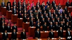 中国领导人习近平与他的六名中共中央政治局常委出席北京人大会堂举行的全国政协会议开幕式。(2024年3月4日)