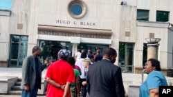 资料照片:2023年8月14日,在阿拉巴马州伯明翰的联邦法院外,人们排队等候旁听选区重划听证。