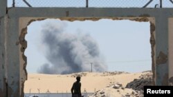 2024年8月8日,以色列在加沙地带南部的汗尤尼斯发动袭击后升起的烟雾。(路透社照片)