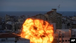 2023年10月8日,以色列空袭加沙市后,大火和浓烟滚滚。