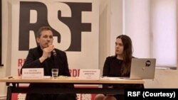 资料照片: 2023年5月3日无国界记者驻台北倡议专员白奥兰(Aleksandra Bielakowska)(右)在台北举行的世界新闻自由指数发布会上