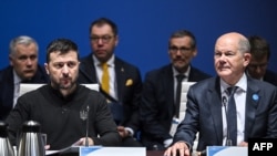 乌克兰总统泽连斯基(Volodymyr Zelenskyy)和德国总理奥拉夫·肖尔茨(Olaf Scholz)于2024年6月11日在柏林举行的乌克兰复兴会议上。