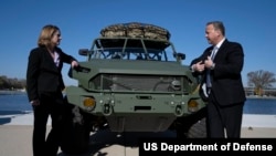 2021年11月8日,美国国防部副部长凯瑟琳·希克斯 (Kathleen Hicks) 在访问通用汽车公司期间与通用汽车防务总裁斯蒂芬·杜蒙特 (Stephen duMont) 交谈,讨论了国防部未来作战需求,以及可再生能源和绿色技术对美国国家安全的重要性。