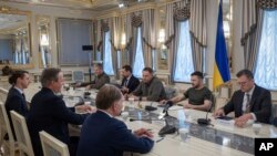 乌克兰总统新闻办公室提供的照片显示,乌克兰总统泽连斯基在基辅与英国外交大臣卡梅伦会谈。(2024年5月2日)