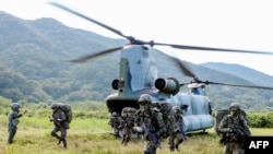这张由韩国国防部提供的照显示韩国士兵在韩美国年度“乙支自由之盾 ”联合军事演习时从一架CH-47支努干直升机上下来。(资料照片:2023年8月31日)
