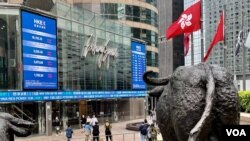 香港股市在2023年12月10日区议会选举投票结束后出现反复下跌的趋势,恒生指数徘徊在16,000点左右的2023年度最低位置。 (美国之音/汤惠云)