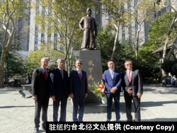纽约中华公所主席曾伟康和驻纽约台北经文处处长李光章大使等人向孙中山铜像献花。(驻纽约台湾经文处提供)