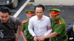 Cựu chủ tịch Tập đoàn FLC Trịnh Văn Quyết bị áp giải ra toà tại Hà Nội, ngày 22/7/2024.