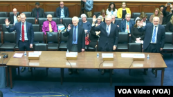 2023年3月8日,美国国会众议院监督委员会的新冠大流行病事务特设小组委员会举行首次听证会,调查新冠病毒的起源。证人包括前美国疾控中心主任雷德菲尔德(前排右一)。(视频截图)