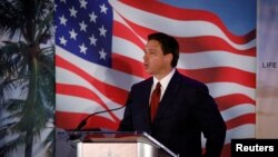 佛罗里达州长德桑蒂斯在奥兰多的佛罗里达家庭政策委员会年度晚宴期间发表讲话。(2023年5月20日)