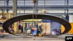 中国山东省青州一家风力涡轮机制造工厂的工人在做工。(2024年3月18日)