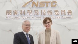 2023年3月21日,德国联邦教育与研究部长贝蒂娜·斯塔克-瓦辛格在台湾期间与台湾科学技术委员主任委员吴政忠在合作协议签署仪式前握手。(美联社照片)