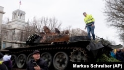 2023年2月24日,一辆在接近基辅时被摧毁的俄罗斯T-72坦克残骸被放置在柏林的俄罗斯大使馆前,以纪念俄罗斯全面入侵乌克兰一周年。(美联社照片)