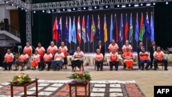 汤加王储图普托阿`乌卢卡拉拉(中左)、联合国秘书长安东尼奥`古特雷斯(中右)和各太平洋岛国领导人在汤加首都努库阿洛法出席太平洋岛国论坛。(2024年8月26日)