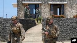 资料照:美军士兵在美菲联合军事演习中抵达菲律宾最北端的巴丹群岛省伊巴亚特镇的一个机场。(2024年5月6日)